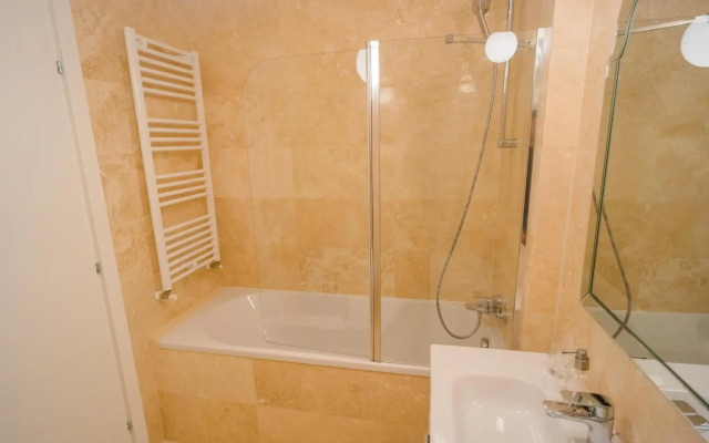 Central 1BR - city view + large balcony + Netflix