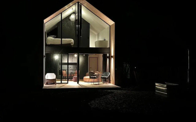 Romantic Holiday Home With Shared Pool
