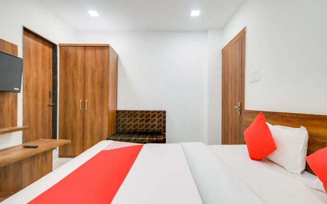 OYO 70780 Hotel Apple Grand