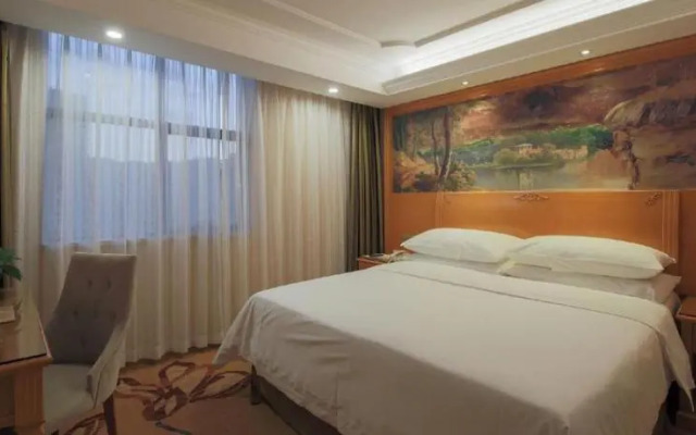 Vienna Hotel ( Guanlanhu station Shanshui Tianyuan)