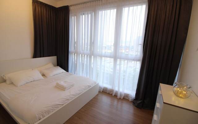 Sentrio Suites @ City Center by HnHCozy