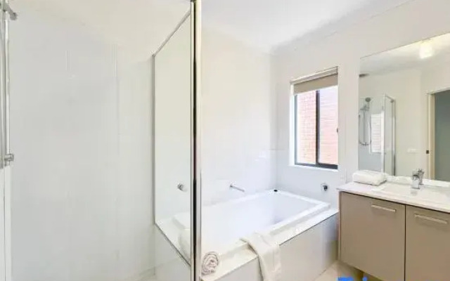 Modern Clyde House Smart TV*Dryer