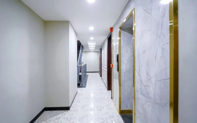 Saltstayz Select - Golf Course Road & Sector 57
