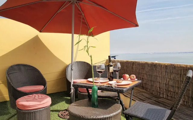 ALTIDO Attractive 1BR Apt w/terrace &river view, nearby Santa Apolonia train station