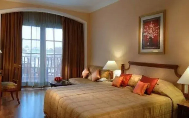 DLF Club 4