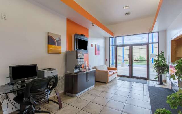 Motel 6 Baraboo, WI - Lake Delton