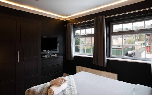 Modern Holiday Home in Bristol with Hot Tub