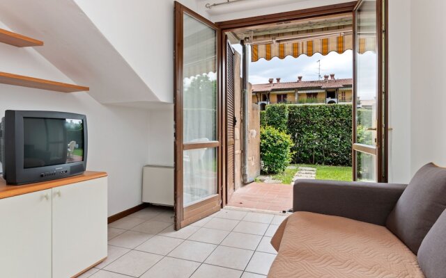 Vibrant Holiday Home in Lazise with Swimming Pool near 2 Lakes