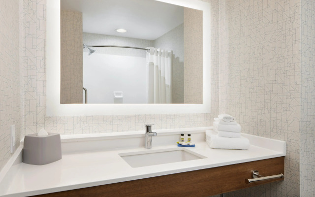 Holiday Inn Express & Suites Salem by IHG