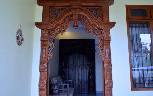 Rumah Kuning Bandung – Guest Rooms – Parompong