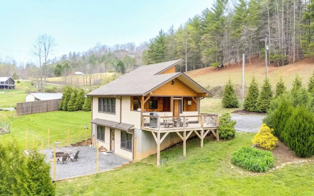 Sawyers Cabin w/ Hot Tub in Blue Ridge Mtns!