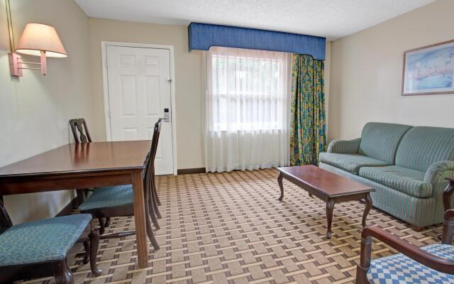 Howard Johnson Express Inn And Suites Lakes Front