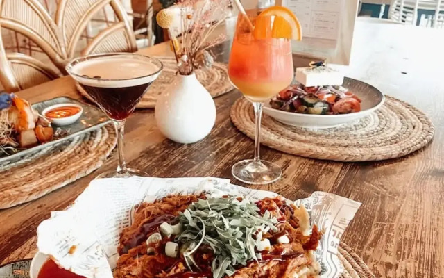 Houseboat Sneekermeer With Garden and Views