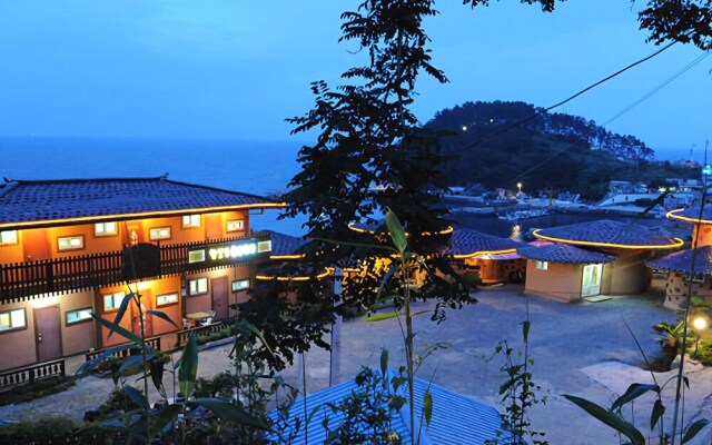 Yeosu Hyangilam Heukjip Pension