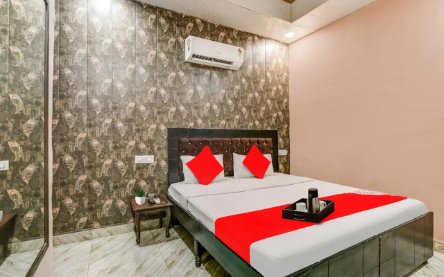 OYO Flagship 70340 Hotel Colour