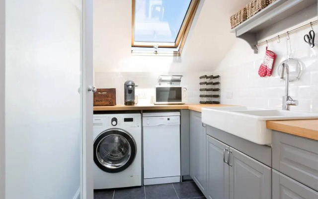 Spacious 3 bedroom flat with terrace