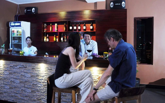V N E Hotel