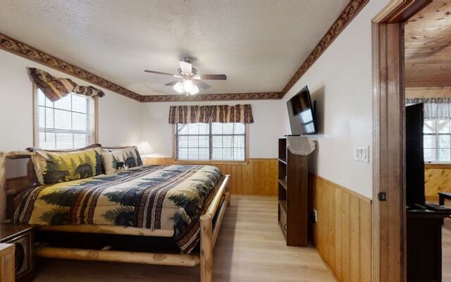 Little Mountain Hideaway 2 Bedroom Cabin by RedAwning