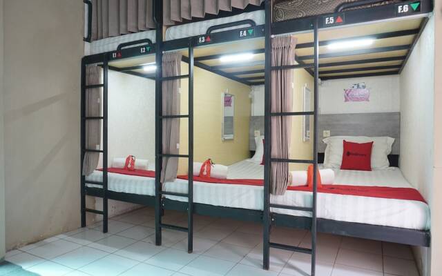 RedDoorz Hostel @ Borobudur Street