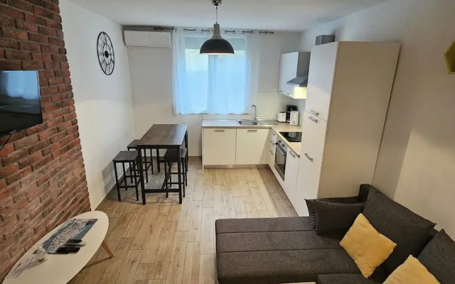 Deluxe Apartment near Bridge