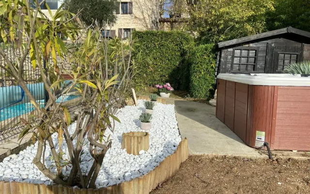 Fleur de Lys Fayence