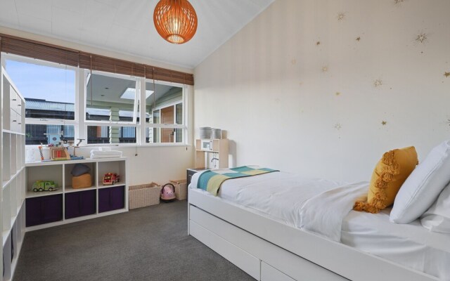 Gorgeous Family Home-Fully Fenced & Toys