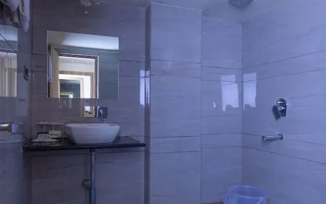 Sumitel Sanderling 500 meters from Mall Road