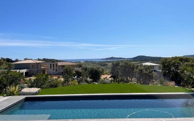 Splendide villa d'architecte vue sur la baie de Pinarellu