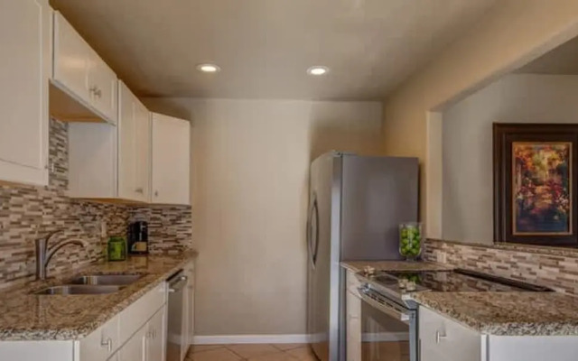 Stylish Condo With Golf Course Views