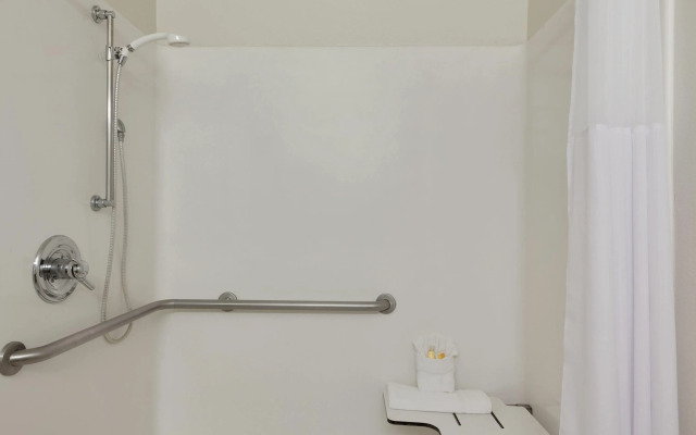 Days Inn & Suites by Wyndham Conroe North