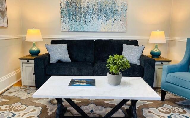 Stunning Bungalow next to UNC - Free Cruiser Bikes!