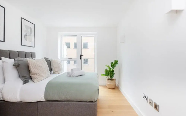 Modern 2BR 2BA with Balcony by Soho