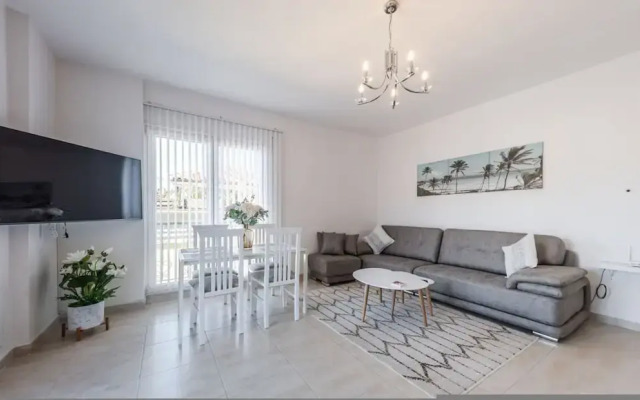 Urban Scene - Free Parking