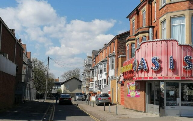 Beach Apartment - Sleeps 4, Garden & Parking