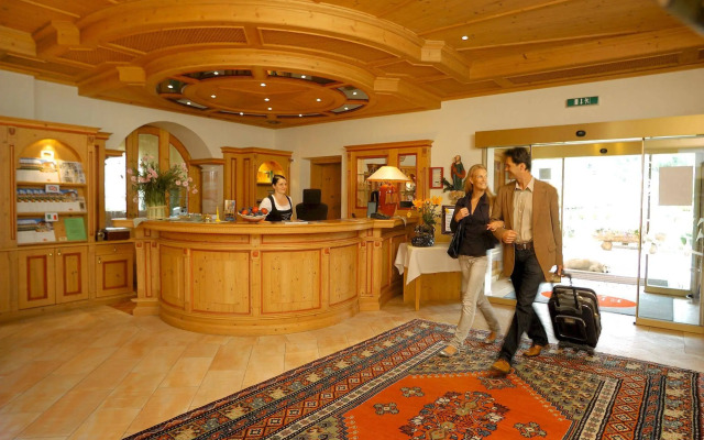 Hotel Elite (Adults Only 16+)
