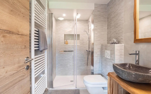 Chilly apartment, jacuzzi with mountain view, 10min to the Lake