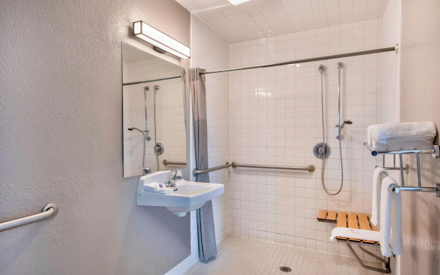 Motel 6 Marina, CA - Monterey