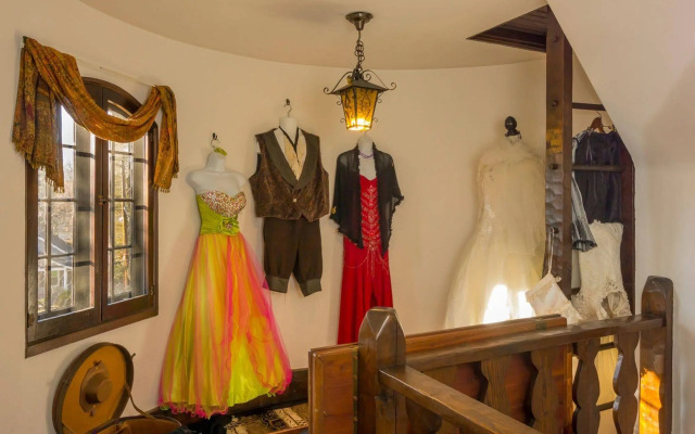 Castle on Glen - 3 Bedroom Home