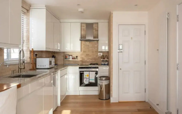 Light & airy studio, 2 mins from Queen's Park tube