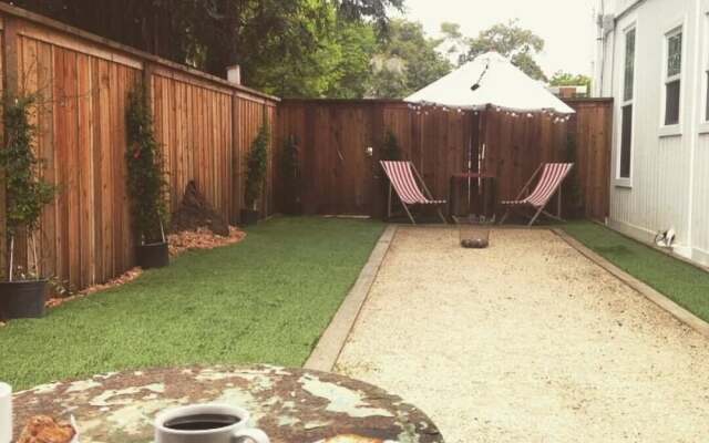 Metro Hotel and Cafe