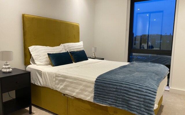 Cosy Stunning two Bed Apartment With Balcony