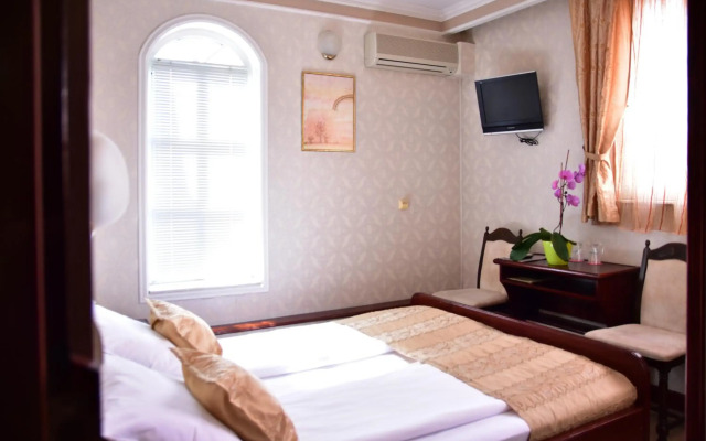 Hotel Lav