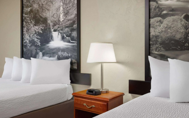 Super 8 by Wyndham Roseburg