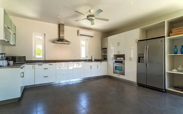 Stunning Modern Home, Near Beaches Full AC