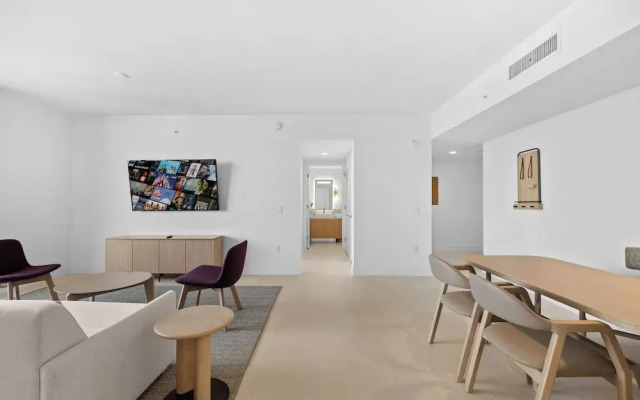 Luxury 45th-Floor Condo with City Views