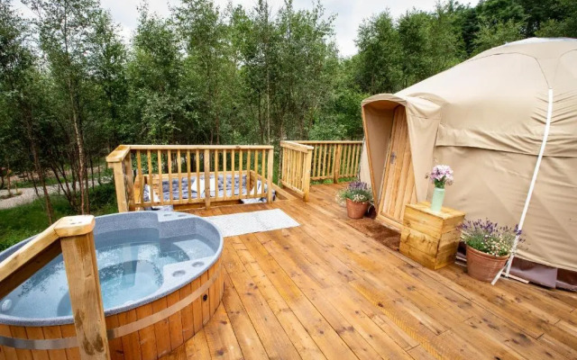 Yurtshire Eavestone Lake