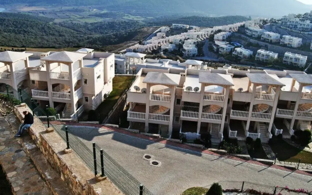 1 Bedroom Apartment Lake View 3 by Likya Global