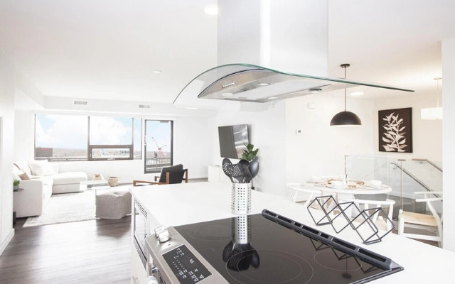 Spectacular 2bedroom and 2bath Penthouse With Parking