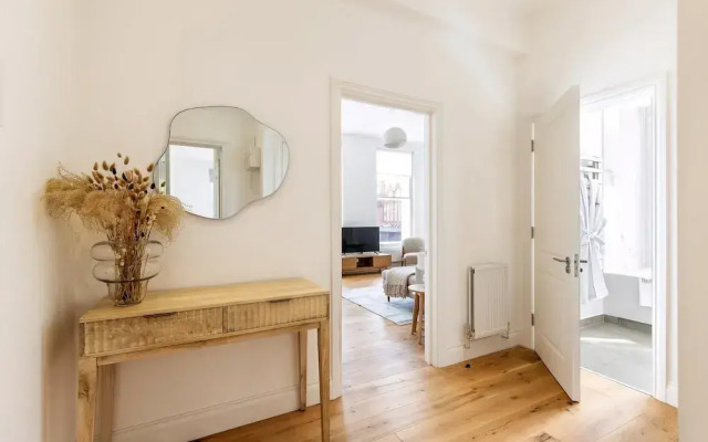 Bright & Elegant Chelsea Getaway: Private Balcony!