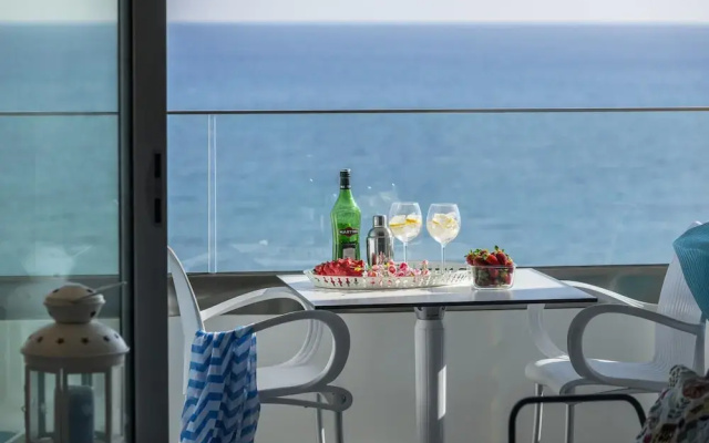 Mackenzie Zoe Seafront Suite